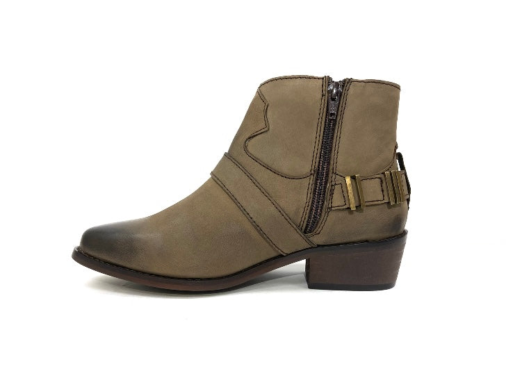 Short cowgirl ankle boot